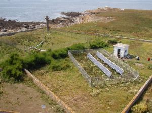 En 2008, la station solaire installée par les Phares et Balises de Concarneau à l'île aux Moutons en remplacement de l'éolienne que l'on voit couchée à gauche. Photo de Marie Capoulade