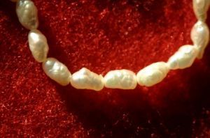 Un bracelet en perles de mulettes (Emmanuel Holder)